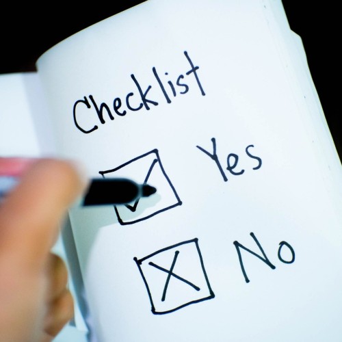 Foto: Hand hält Stift und hakt Checkliste ab; Quelle: https://pixabay.com/photos/checklist-check-yes-or-no-decision-2313804/