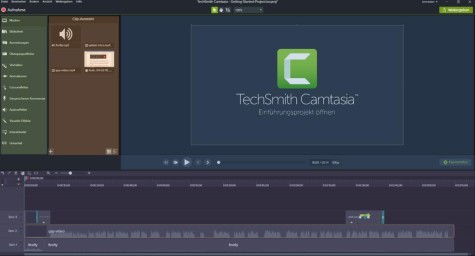 Foto: Ein Screenshot der Software TechSmith Camtasia zeigt die Benutzeroberfläche mit einer Zeitleiste und verschiedenen Bearbeitungsoptionen. 