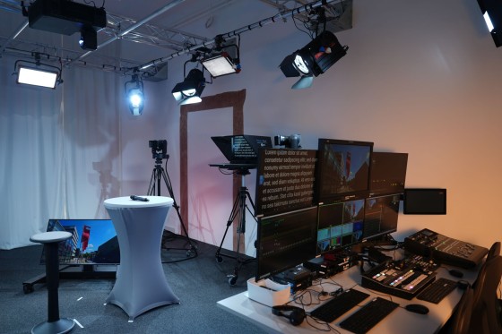 Foto: Innenansicht Videostudio mit Regieplatz, Lichttechnik, Kameras, Teleprompter und Stehtisch